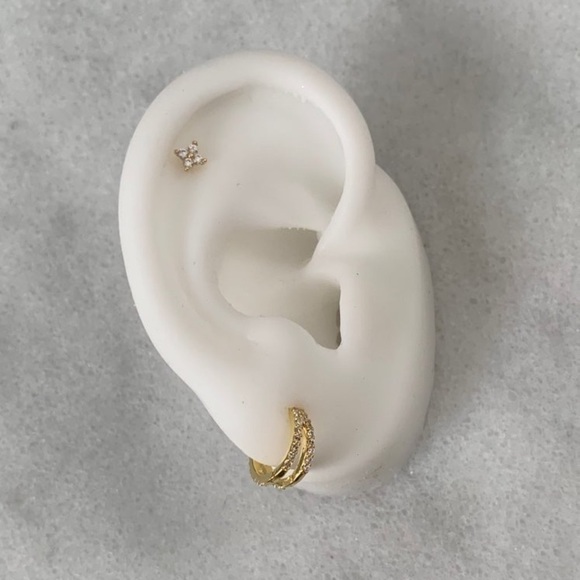 18K Gold Crystal Split Huggie Hoop Earrings
Brand New - Picture 2 of 4